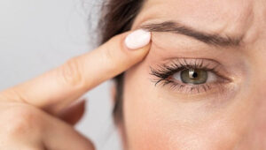 چشم های رو به پایین