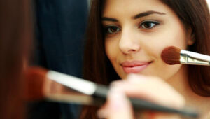 اشتباهات رایج آرایش گونه